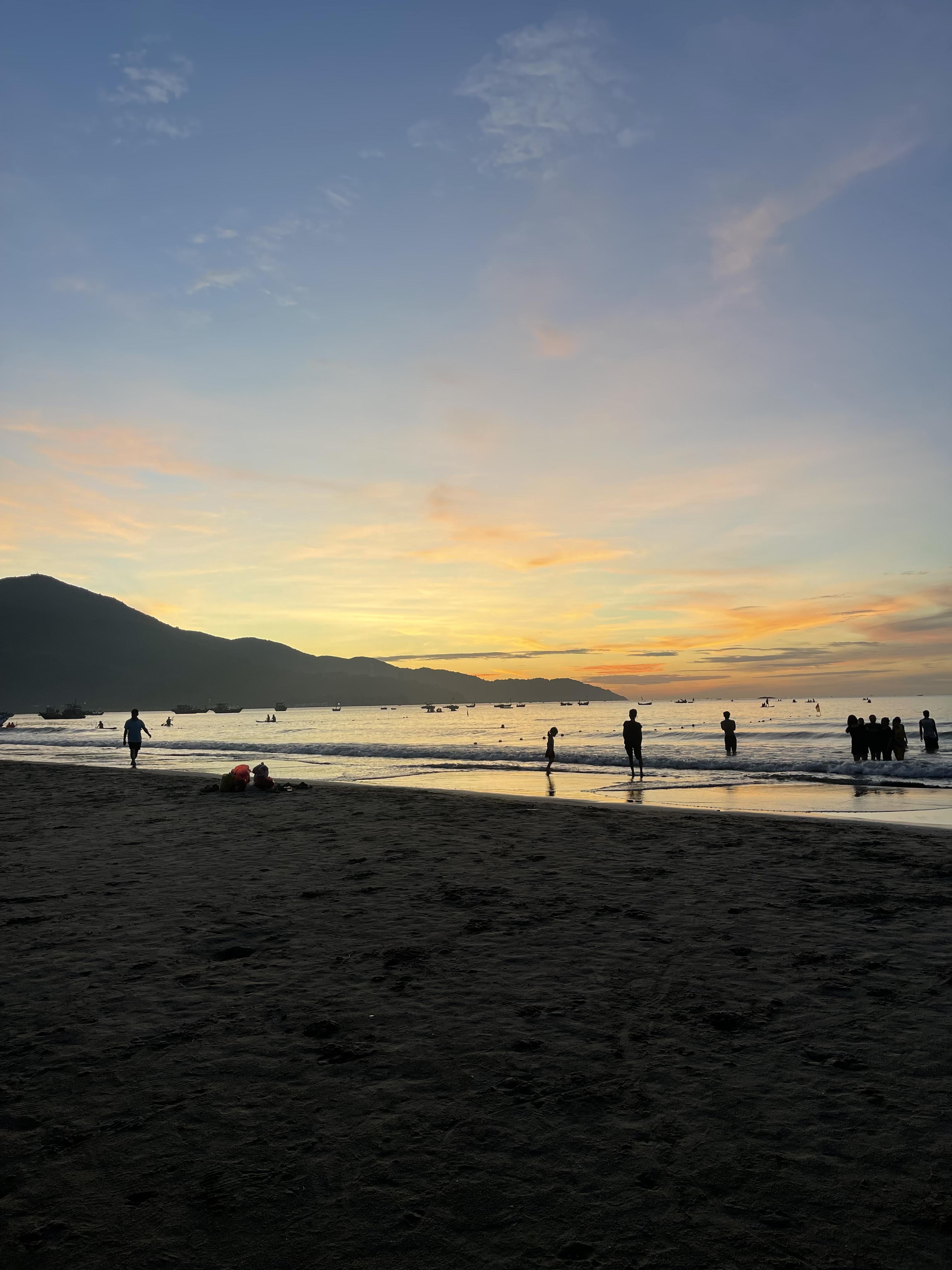 TA Consultant team at Da Nang beach