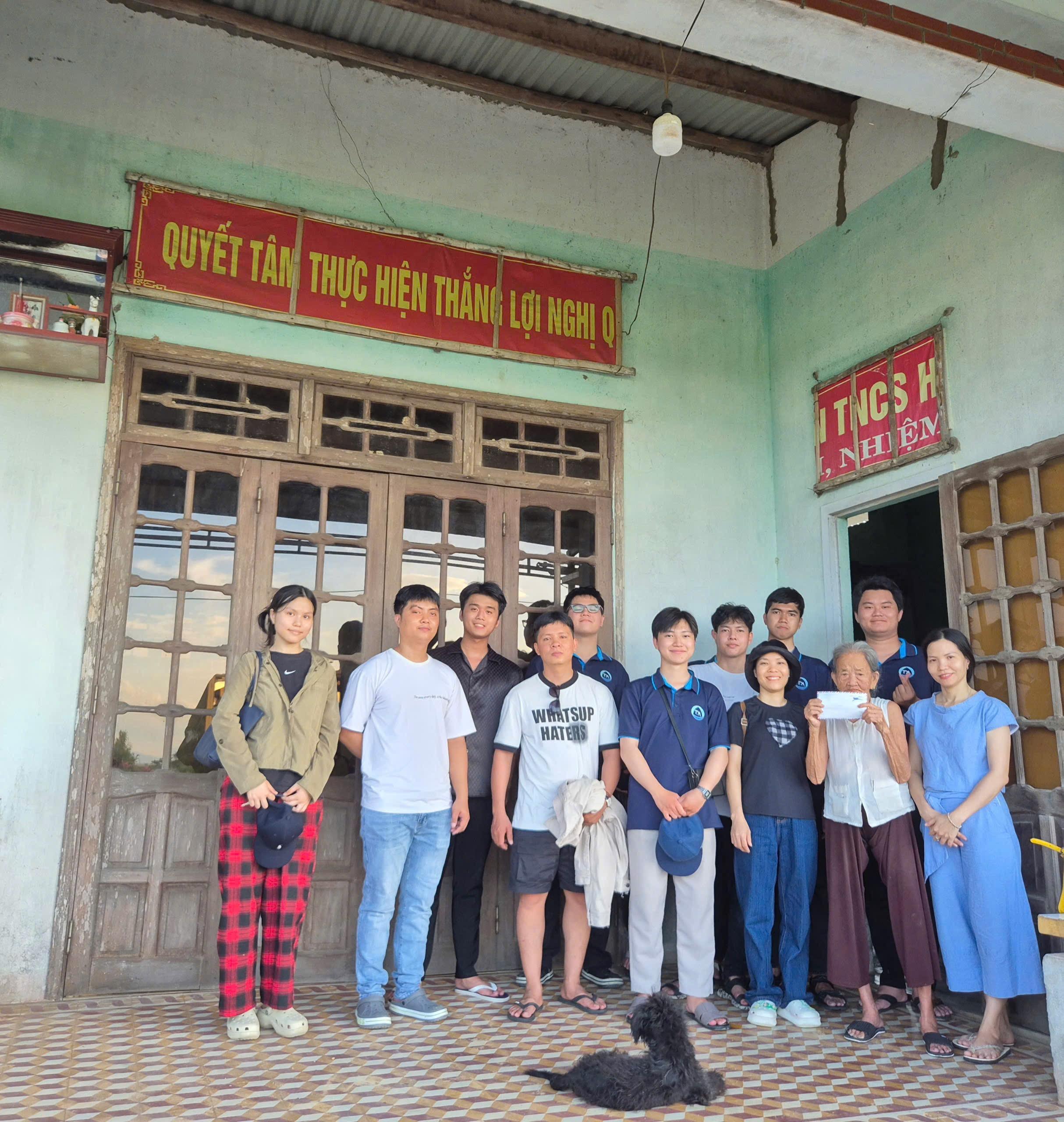 Giving gifts to families in Quang Nam